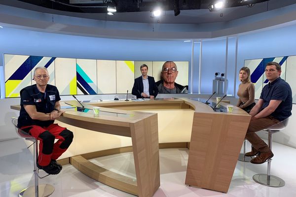 Dimanche en Politique sur l'antenne de France 3 Limousin. Émission du 10 avril 2022, présentée par Christophe Bodin