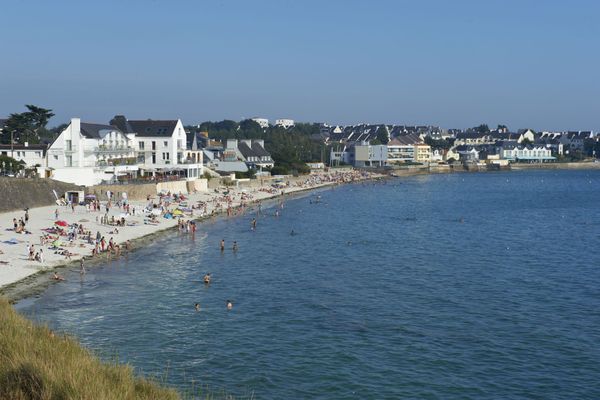 La plage des Sables Blancs est la plage principale de Concarneau, dédiée aux familles et aux activités de plaisance. A l'hiver 1930-1931, Georges Simenon s'y retira pour écrire les enquêtes du commissaire Maigret.