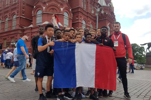 C'est avec fierté que les jeunes joueurs de l'EFC 27 arborent le drapeau français sur le sol russe