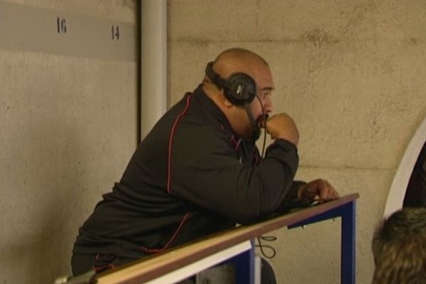 Jean-Jacques Taofifenua, entraîneur de l'USAL, lors de la rencontre USAL-LANNEMEZAN ( dans les tribunes du stade de Beaublanc)