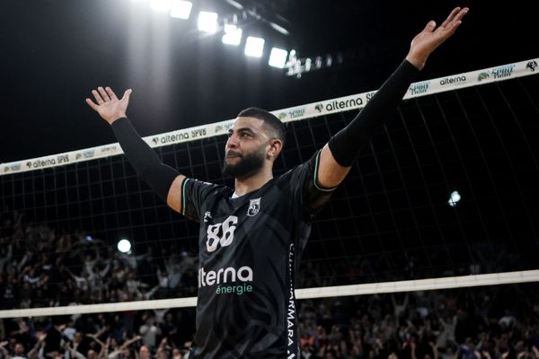 La star française du volley-ball, Earvin Ngapeth a fait ses adieux à Poitiers au terme d'un derby fou contre Tours remporté par l'Alterna Stade Poitevin dans une ambiance survoltée.