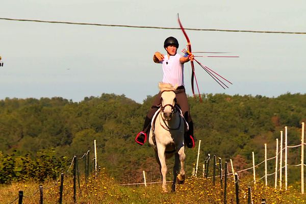 Raphaël Malet, champion du monde de tir à l'arc à cheval en individuel et en équipe, l'équipe de France étant elle-même championne du monde