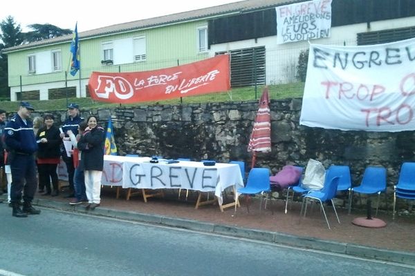 grève à "La maison du pays de Thenon" 