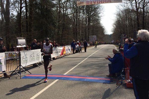 C'est le Kenyan Charles Ogari qui a remporté ce dimanche la 44e édition de la course Alençon-Médavy en 51minutes et 54 secondes