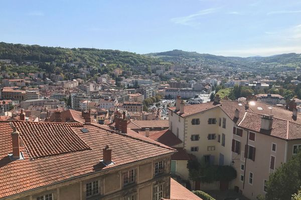 Au Puy-en-Velay, en Haute-Loire, 3 candidats convoitent le fauteuil de maire.