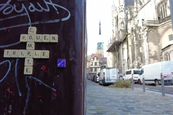 De mystérieuses lettres de Scrabble se fondent dans le mobilier urbain du centre-ville de Rouen.