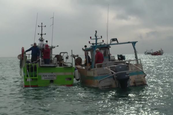 Des bateaux de pêcheurs dans les eaux anglo-normandes lors d'une manifestation contre la lenteur des négociations sur le droit de pêche, le 17 octobre 2024.