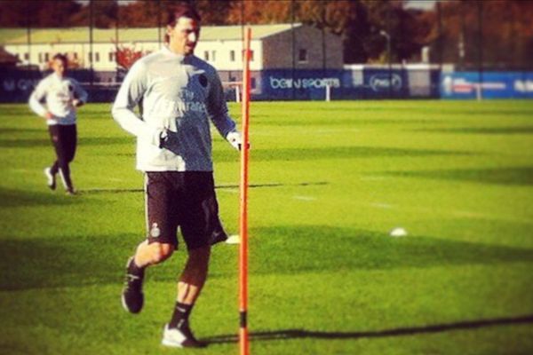 Zlatan Ibrahimovic s'est à nouveau entraine avec ses coéquipiers au Camp des Loges.  