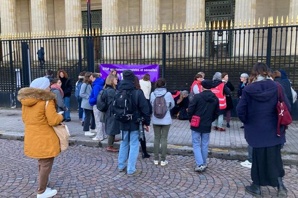 Une trentaine de manifestants rassemblés à 8h30 ce jeudi devant les grilles de la Cour criminelle de Bordeaux en soutien à Océan, violée en 2021.