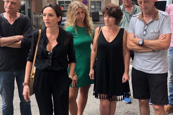 L'avocate d'Antoine Pietri, maître Anna-Maria Sollacara (en noir, au centre) et ses parents (à droite) devant l'hôpital d'Ajaccio, cet après-midi