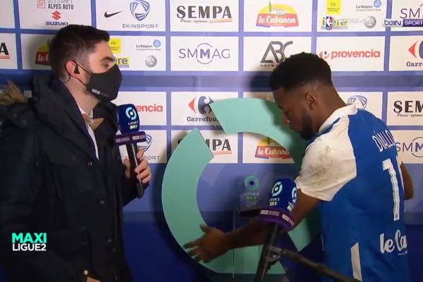 Le joueur Grenoblois Mamadou Diallo a tenté de repartir avec le socle du trophée de l'homme du match.