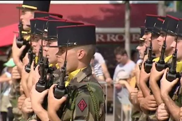 Les soldats du 92ème régiment d'infanterie sur la place de Jaude à Clermont-Ferrand ce 14 juillet 2013 au matin.