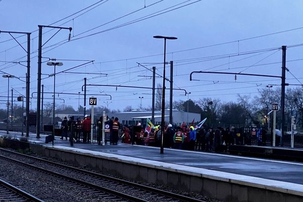 Des manifestants protestant contre le projet de Loi sur les retraites ont envahi les voies de la gare de Savenay bloquant plusieurs TER