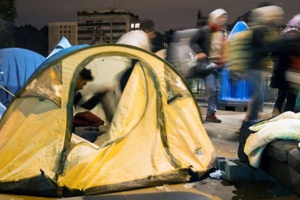 La plupart des migrants du campement établi près du métro Stanislas à Paris sont des Afghans.