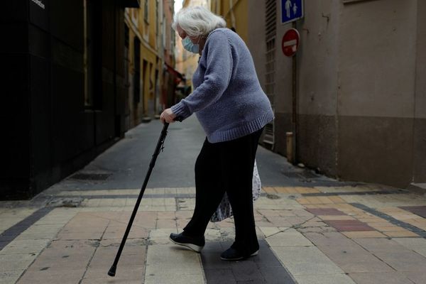 Une dame âgée dans le Vieux Nice le 22 avril dernier durant le confinement.