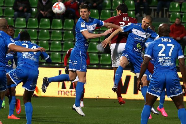 Les Chamois Niortais se sont inclinés 2 à 0 face à Metz en 32ème journée de Ligue 2.