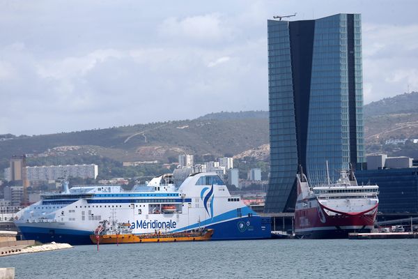 Un navire de La Méridionale, dans le port de Marseille, au pied de l'imposante tour CMA CGM.