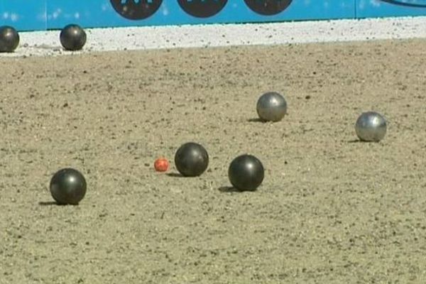 Des boules en fusion au Mondial des Volcans.