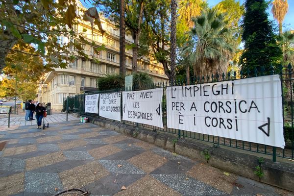 Une centaine de salariés ont fait le déplacement.