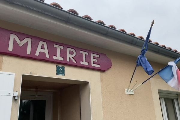 Dans les petites communes comme les grandes villes, les maires sont confrontés à la montée des menaces et des violences.