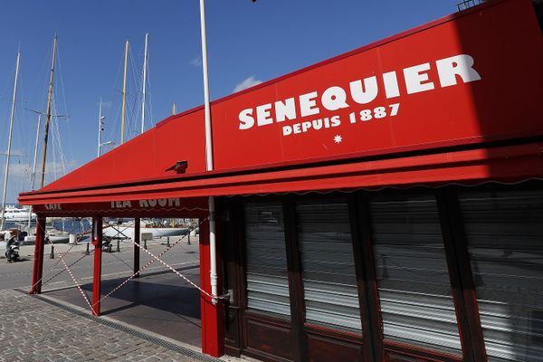 Sur la croisette, le célèbre café Sénéquier de Saint-Tropez a fermé suite à des cas de Covid (photo avril 2020)