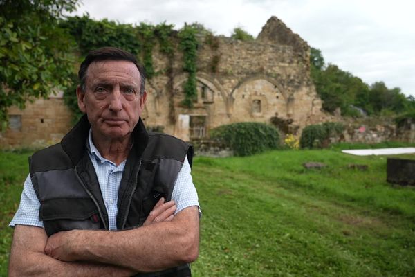 Depuis 1945 la famille de Gilles Moreau est propriétaire de ce pan de mur, c'est tout ce qu'il reste de la grande abbatiale.