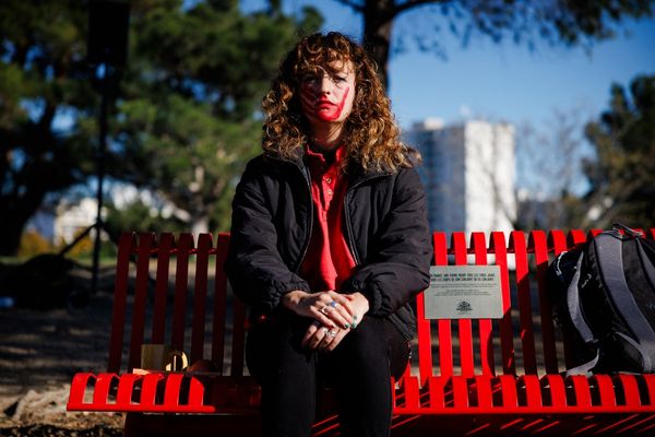 Installation de bancs rouges à Marseille le 22 novembre 2023