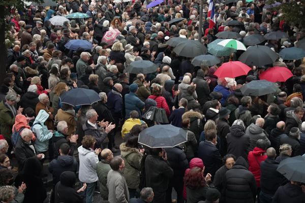 Malgré la pluie, les manifestants se sont rassemblés place Bellecour à Lyon.