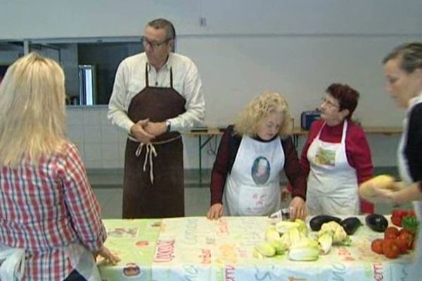 Alain Ferret, cuisinier à la retraite, anime des ateliers cuisine pour la Banque Alimentaire de l'Hérault. Son défi à Colombiers près de Béziers en cette veille de fête: un repas de réveillon pour 4 euros par personne. 24/12/2013