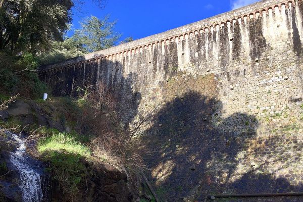 Aude : le barrage de Cenne-Monestiés entre Carcassonne et Castelnaudary devenu dangereux a besoin d'être consolidé. Il a été construit en 1883 - janvier 2019.