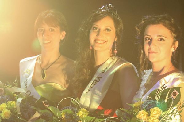 Anne-Charlotte Louis (au centre) a été élue Miss Yellow Army le 8 novembre 2016, elle est pour un an l'ambassadrice des supporters de l'ASM.