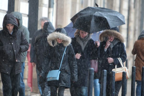 Les intempéries (pluie, vents violents) reprendront dimanche 5 février après une accalmie dans l'après-midi du 4 février (ici dans les rues de Bordeaux).