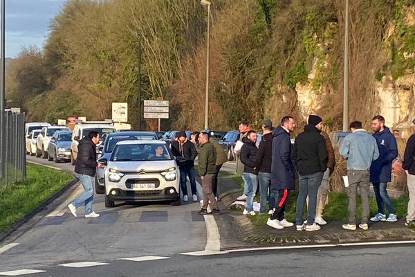 Les barrages au niveau du Pont de Brotonne ont été levés vers 10 heures. Ils devraient reprendre en milieu d'après-midi.