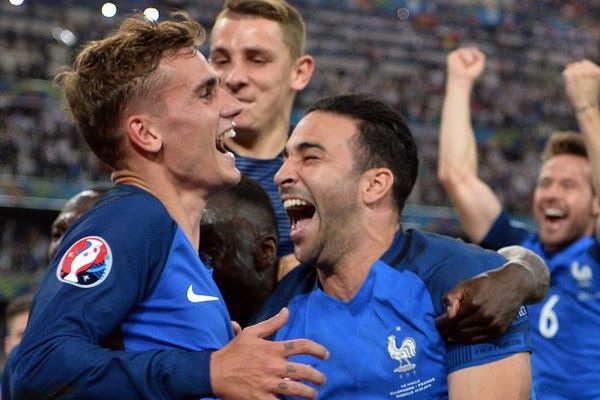 Antoine Griezmann fête la victoire avec ses coéquipiers.