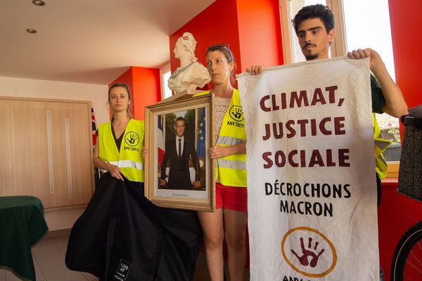 Mercredi 3 juillet, autour de Nancy, 16 membres de ANVCOP21 ont décroché des portraits d'Emmanuel Macron.  