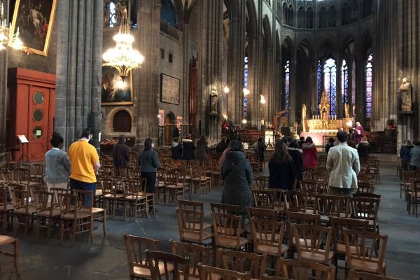 Les célébrations religieuses ont pu reprendre dès le samedi 28 novembre. À la cathédrale de Clermont-Ferrand, dimanche 29 novembre, trois messes étaient organisées. Chacune d'elles ne pouvant accueillir que 30 personnes. C'est l'incompréhension chez les croyants. 
