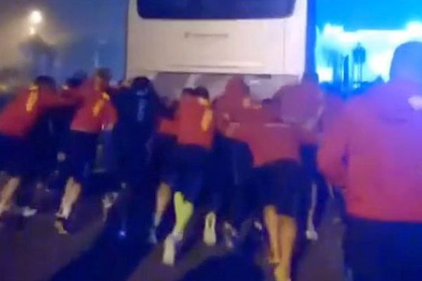 Les joueurs de l'Usap poussent leur bus en pleine nuit après leur match nul 20-20 à La Rochelle - 29 octobre 2016