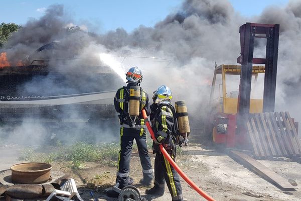 Près de quarante pompiers se sont rendus sur place pour maîtriser l'incendie qui s'est déclaré au début d'après-midi à Aimargues, sur une aire de stockage de bateaux - 12 mai 2019