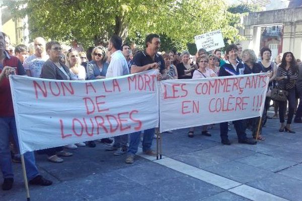 Les commerçants lourdais devant la mairie