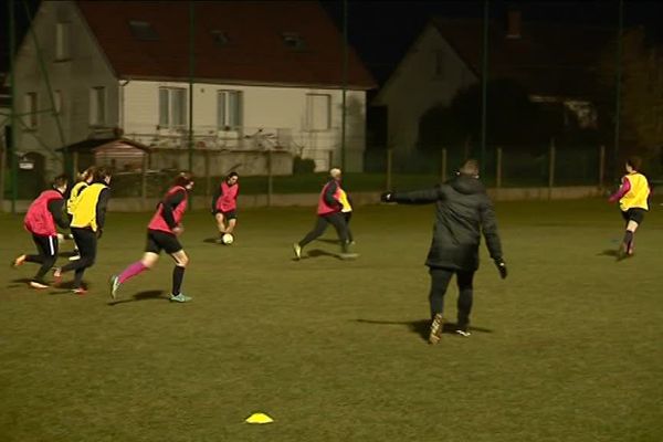 Les joueuses s'entraînent sur un terrain de foot du Mesnil-Esnard qui leur est réservé. 