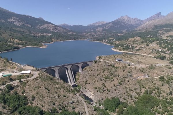 Illustration. Le lac et le barrage de Calacuccia.