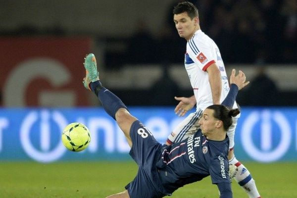 Dejan Lovren à la lutte avec Zlatan Ibrahimovic.