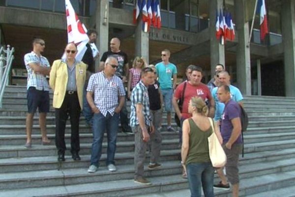 Les grévistes sur les marches de l'Hôtel de ville