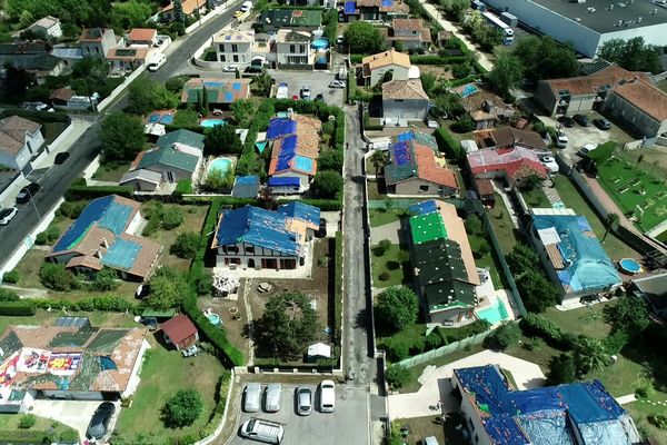 Les toits de Saint-Médard-en-Jalles sont, depuis deux jours, recouverts de bâches plastiques.