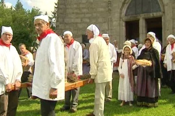 Les Amis des Moulins n'ont rien laissé au hasard. Dimanche, pour fêter Saint-Victor, le Saint patron des meuniers, ils ont choisi de célébrer l'événement en l'église de ...Saint-Victor Montvianeix, dans le Puy-de-Dôme.