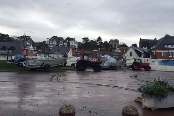 A Quiberville, les bateaux ont été mis préventivement à l'abri, à une cinquantaine de mètres du stationnement habituel.