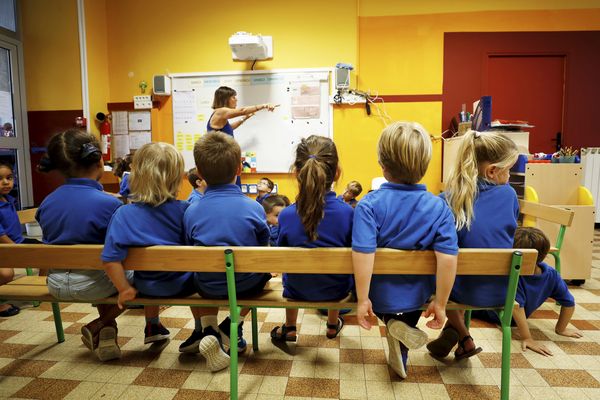 Certaines écoles en France comme sur cette photo à Nice, ont déjà expérimenté l'uniforme à l'école. A Plouisy dans les Côtes d'Armor, les parents s'y opposent.