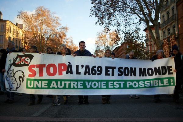 Les associations écologistes opposées à l'A69, ici lors d'une manifestation à Toulouse (Haute-Garonne) ) le 15 décembre dernier, ont déposé un recours en référé suspension réclamant l'annulation du chantier de la future autoroute Castres-Toulouse. Le tribunal administratif de Toulouse l'examinera le 13 janvier à 10h.