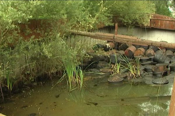 Une péniche abandonnée à Thourotte dans l'Oise inquiète les riverains