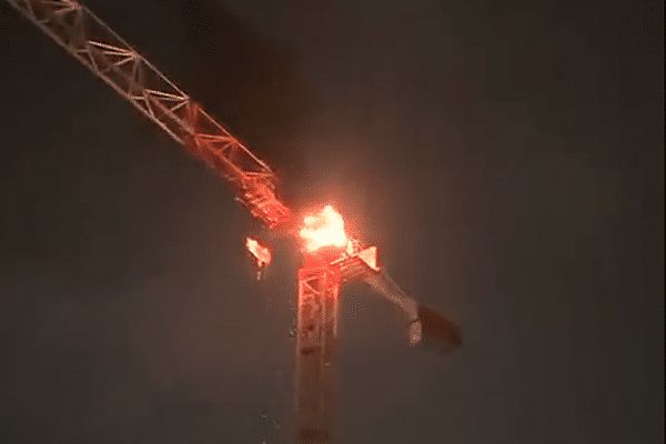 Une grue a été incendiée à Toulouse dans la nuit du 29 juin.